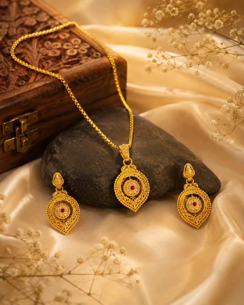 Noorika Ruby Halo Gold Pendant Set